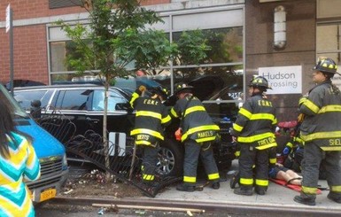 На Манхэттене автомобиль врезался в толпу, пострадали около десяти человек