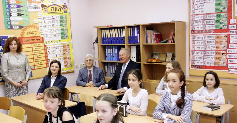 В Латвии директора школы оштрафовали за русский язык на выпускном