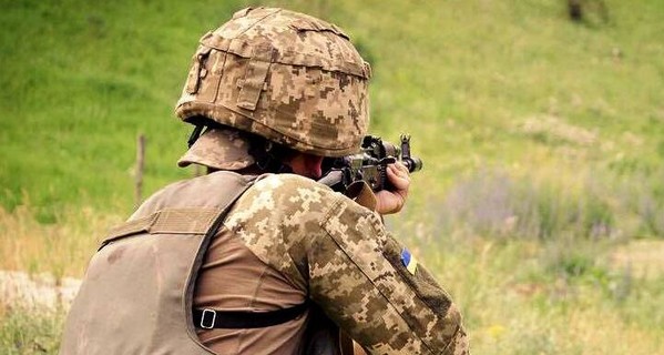 В Донбассе погиб военный и еще трое ранены
