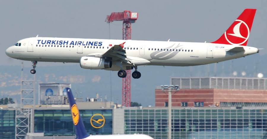 На рейсе Turkish Airlines пассажира избил сотрудник миграционной службы