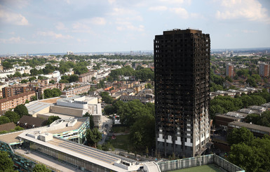 Количество жертв пожара в лондонской многоэтажке возросло до 79