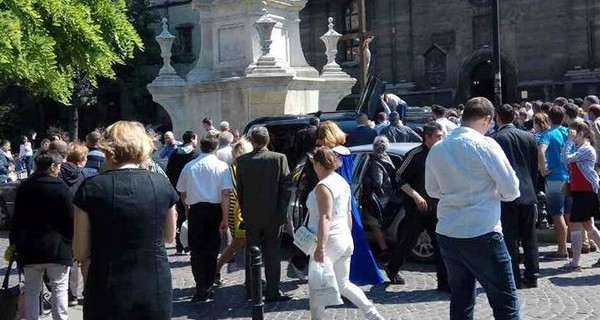 Во Львове водитель внедорожника, сбивший двух женщин, организовывает похороны погибшей
