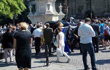 Во Львове водитель внедорожника, сбивший двух женщин, организовывает похороны погибшей