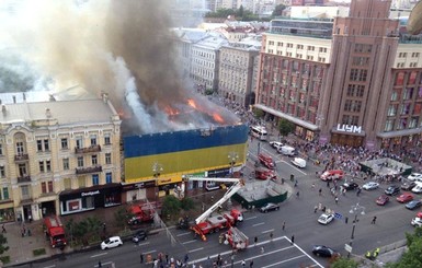 Пожар на Крещатике: горит здание напротив ЦУМа