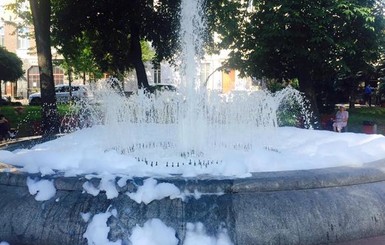 В центре Киева фонтан залили моющим средством
