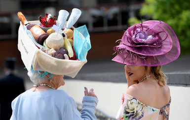 Самые экстравагантные шляпки на королевских скачках в Великобритании