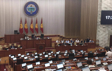 В Кыргызстане мужчины-депутаты ушли из заседания по правам женщин