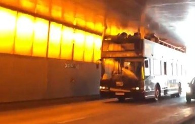 В Париже двухэтажный автобус врезался крышей в мост, пострадали туристы