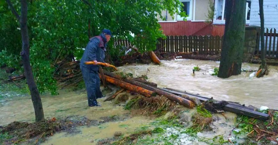 Из-за плохой погоды в Украине 188 населенных пунктов остались без света