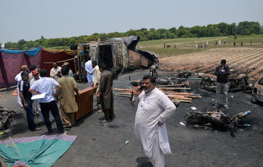 В Пакистане сгорела нефтяная цистерна, погибли более 120 человек