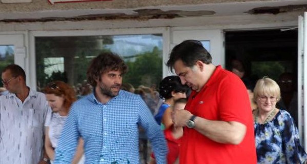 Саакашвили потребовал от Порошенко 50 евро за испорченную футболку