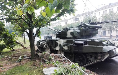 В Минске танк снес столб во время репетиции парада