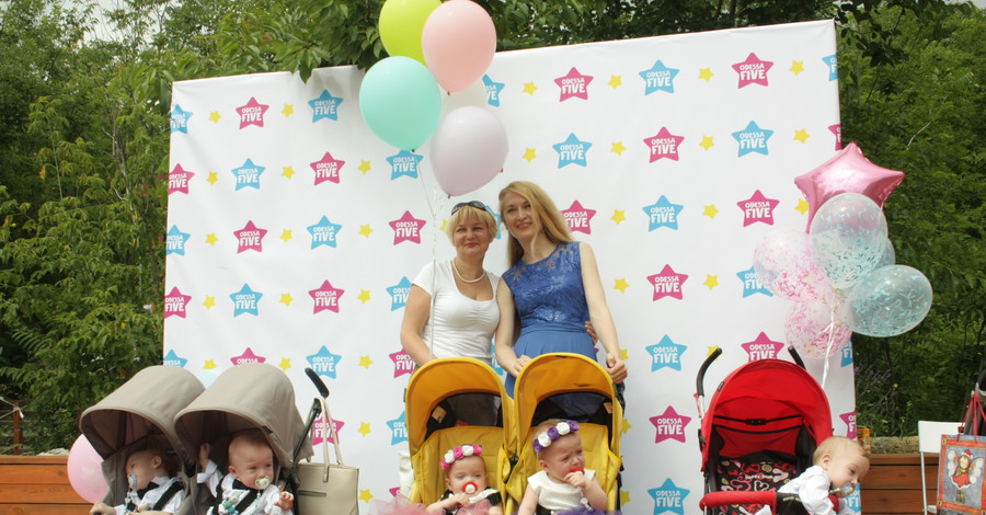 Первый годик одесским пятерняшкам отметили фестивалем близнецов