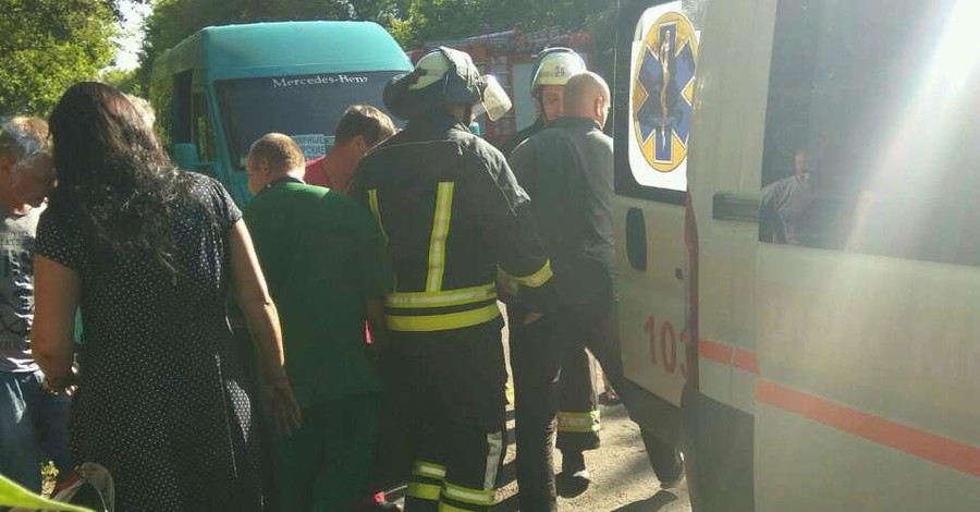 В Луганской области перевернулась маршрутка, пострадали 12 человек