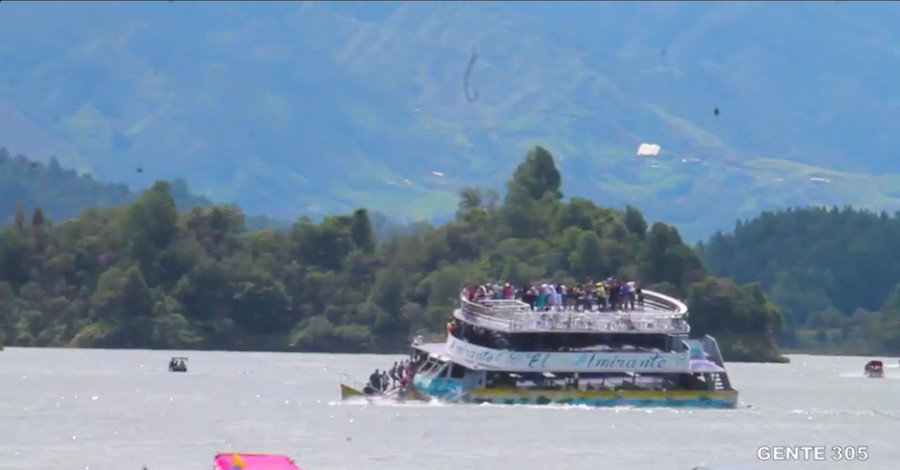 В Колумбии затонуло судно со 150 туристами