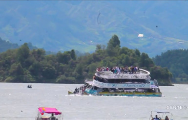 В Колумбии затонуло судно со 150 туристами