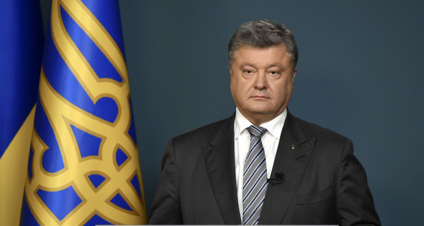 Петр Порошенко поздравил крымских татар с Днем флага