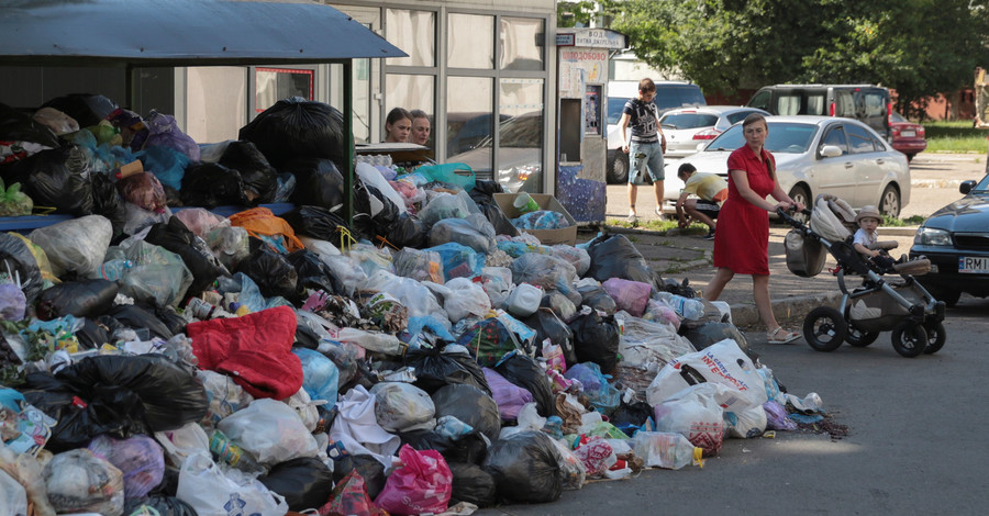 Взяли измором: голодные депутаты добились вывоза мусора из Львова