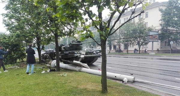 Минобороны Беларуси объяснило аварию танка с деревом плохой погодой
