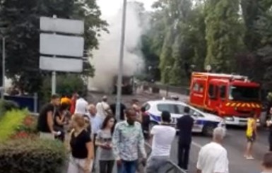 В Париже взорвался, а затем сгорел автобус