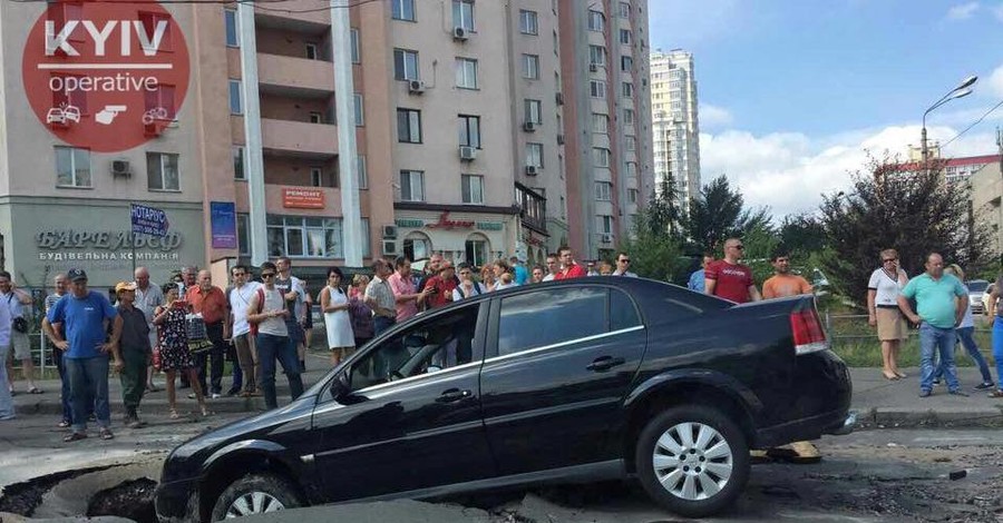В Киеве автомобиль Opel провалился под асфальт: пострадали женщина и ребенок