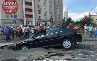 В Киеве автомобиль Opel провалился под асфальт: пострадали женщина и ребенок