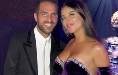 Декольте жены испанского футболиста затмило платье невесты Месси
