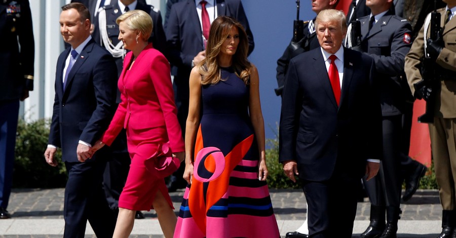 Первые леди США и Польши надели яркие розовые наряды на встречу друг с другом