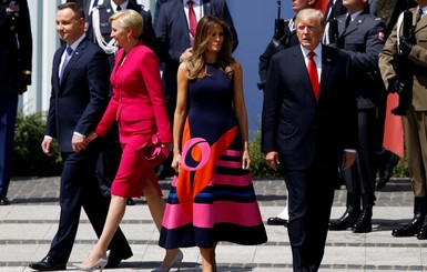 Первые леди США и Польши надели яркие розовые наряды на встречу друг с другом