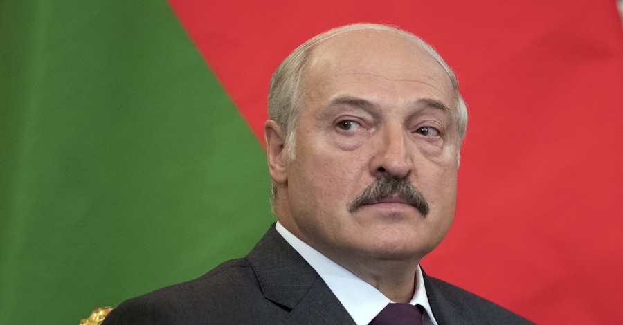 В Сети появилось первое селфи Лукашенко с очаровательной брюнеткой 