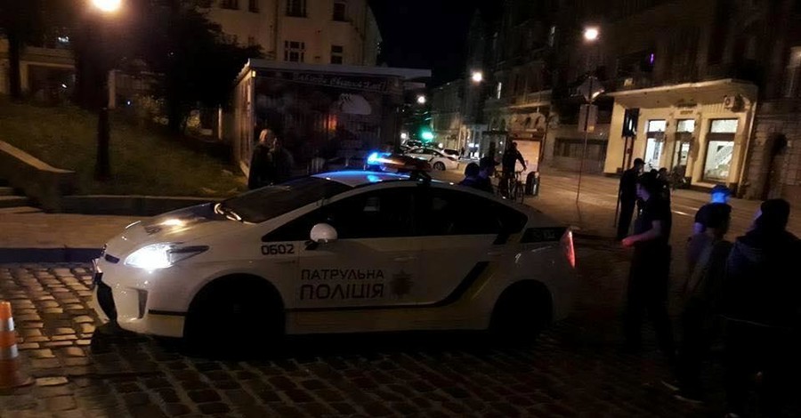 Во Львове полицейская машина сбила девушку