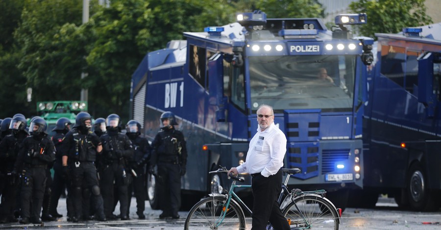 В Гамбург дополнительно направили тысячу полицейских