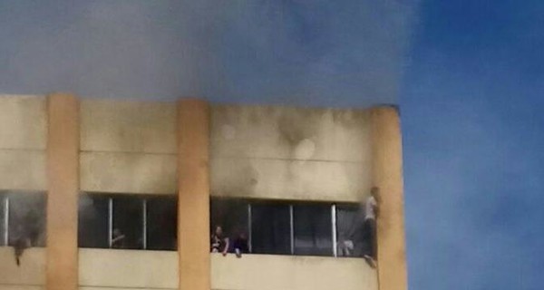 Пожар в Минфине Сальвадора унес жизни двоих, еще 15 пострадали