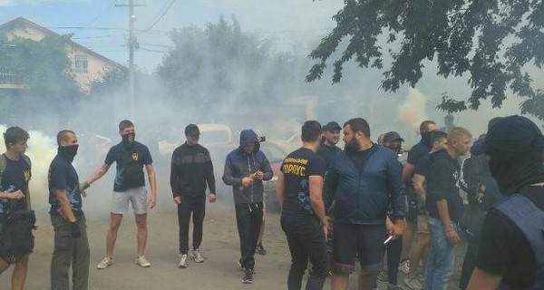 Радикалы сорвали мирное собрание возле Аркадии, применив слезоточивый газ и дымовые шашки