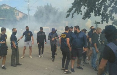 Радикалы сорвали мирное собрание возле Аркадии, применив слезоточивый газ и дымовые шашки