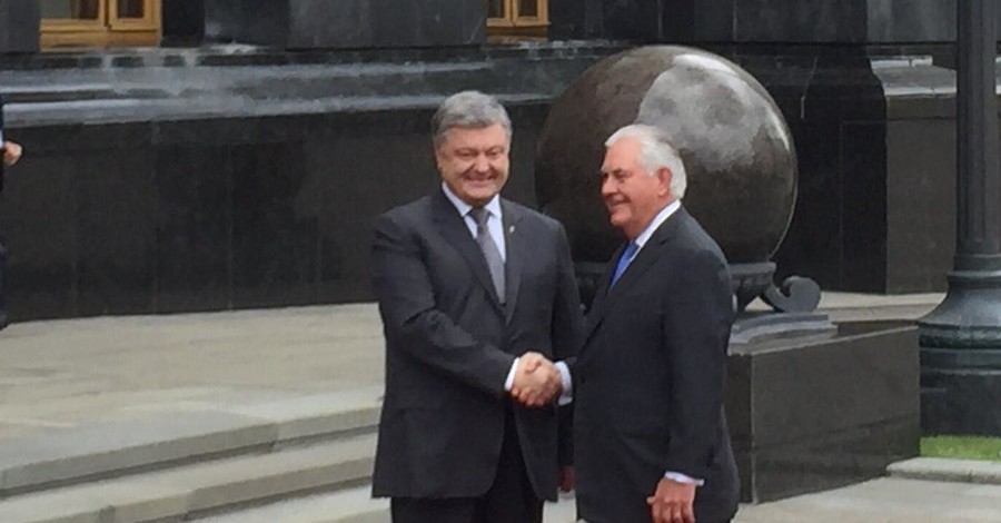 Порошенко начал переговоры с Госсекретарем США Тиллерсоном