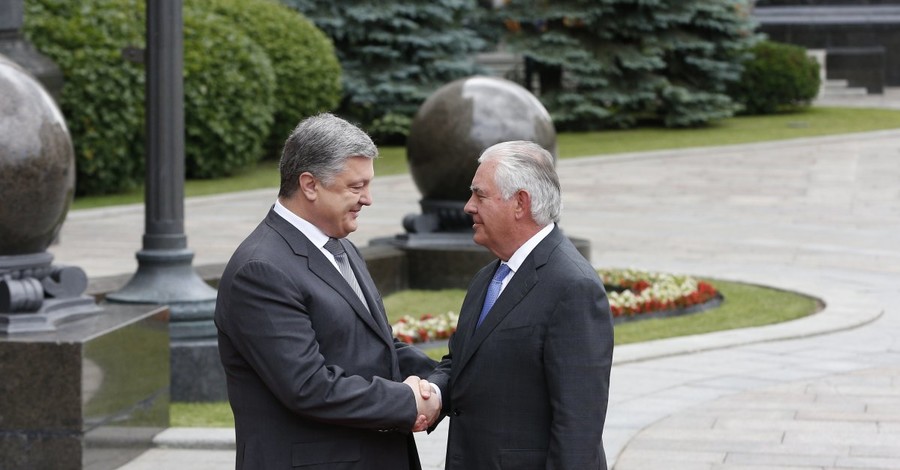 Порошенко и Тиллерсон обсудили Донбасс, Россию и санкции