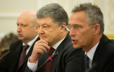 Порошенко: Украина не будет немедленно подавать заявку о членстве в НАТО