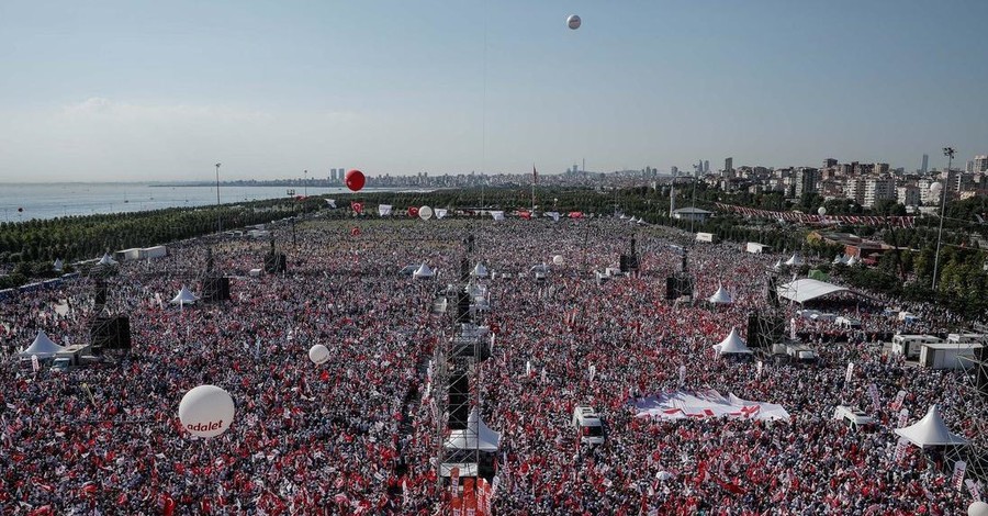 В Стамбуле десятки тысяч человек вышли на антиправительственный митинг