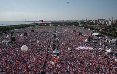 В Стамбуле десятки тысяч человек вышли на антиправительственный митинг