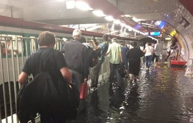 В Париже из-за сильного ливня затопило метро
