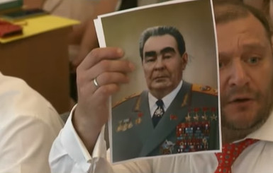 Добкин, защищаясь в Верховной Раде, показал Луценко портрет Брежнева