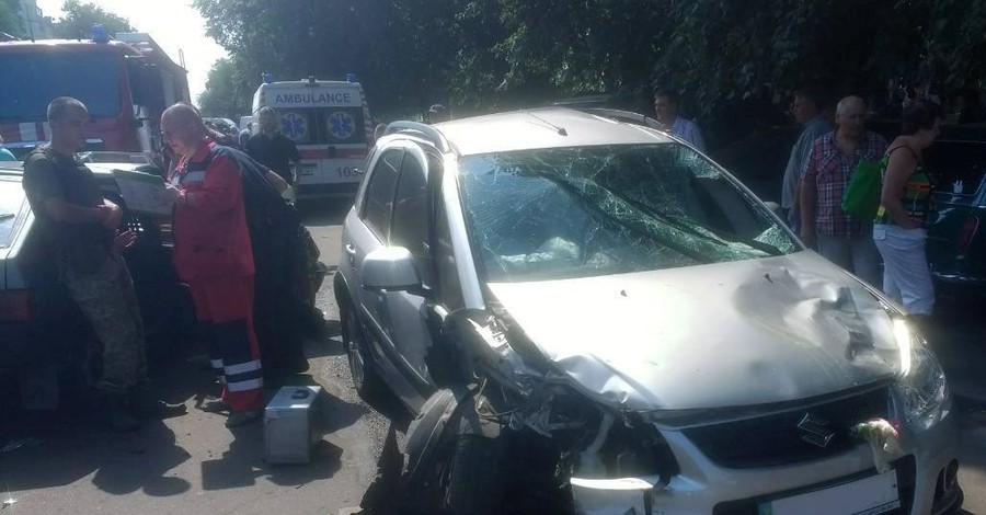 СМИ: экс-мэр Умани переехала человека и разбила с десяток машин