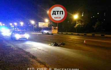 Смертельная авария в Киеве: авто сбило женщину на Троещине перед мостом Юность