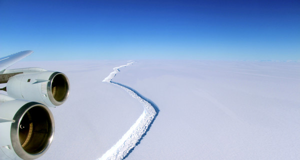В Антарктиде откололся ледник размером с четверть Крыма и весом в триллион тонн 