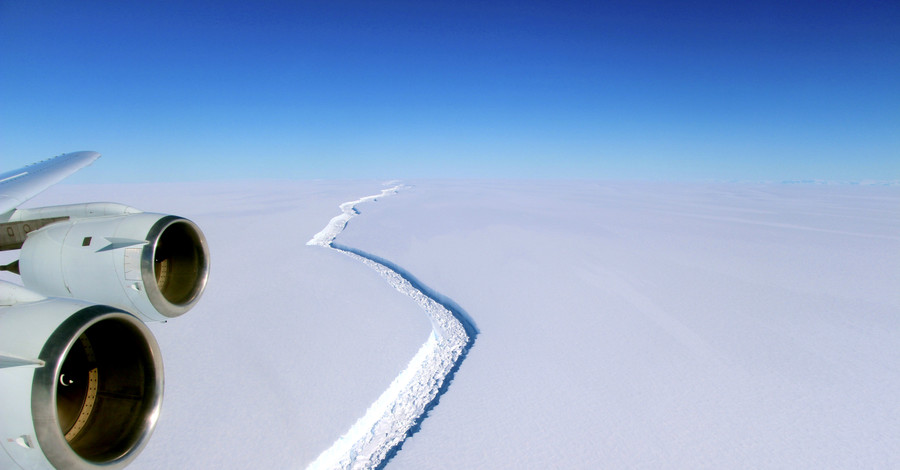 В Антарктиде откололся ледник размером с четверть Крыма и весом в триллион тонн 