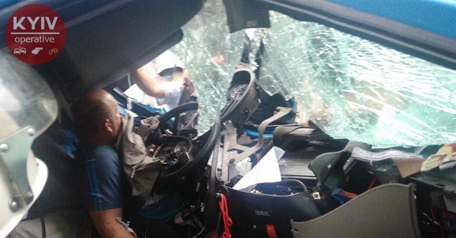 В Киеве водитель фуры оказался зажат в раздавленной кабине после жуткого ДТП