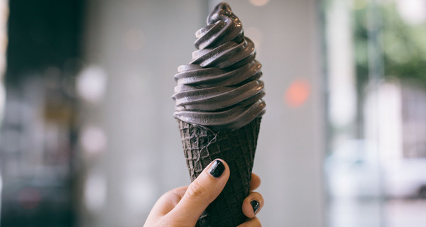 Медики рассказали, в чем опасность черного мороженого