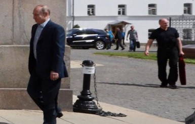 Раскрыта загадка красной сумки из машины Путина и дорогой яхты