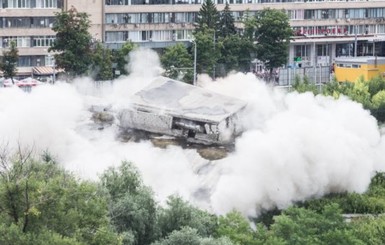 Появилось видео эпичного подрыва пятиэтажки в Харькове
